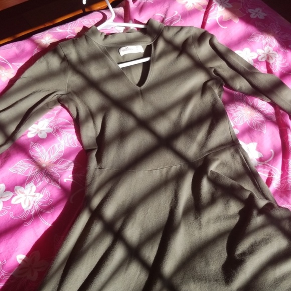 GREEN DRESS - Picture 3 of 3